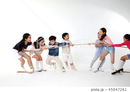 子供 団結 競争 45047261
