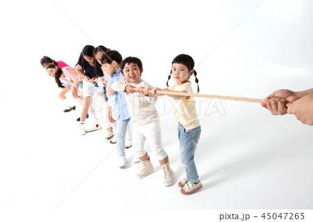 子供 団結 競争 45047265