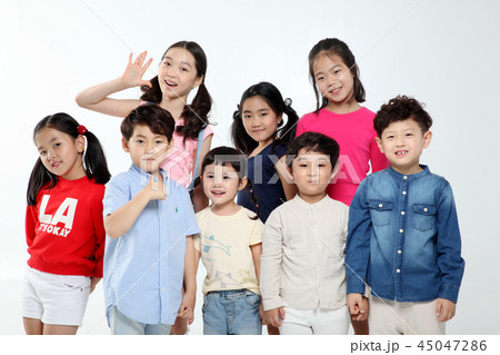 子供 団結 競争 45047286