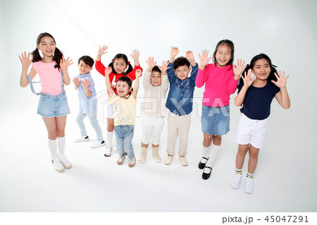 子供 団結 競争 45047291