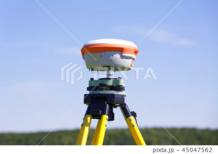 Modern geodetic receiver operates autonomously in the field 45047562