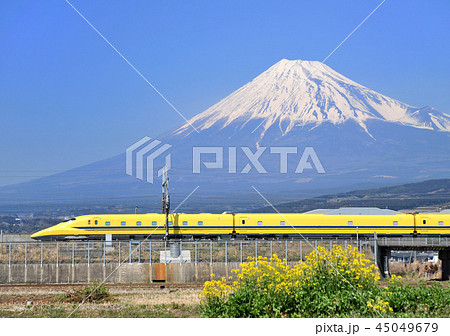 ドクターイエローと富士山-5377 45049679