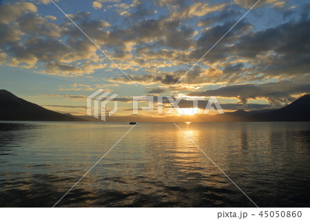 秋、夕暮れの支笏湖と夕日 ( 北海道 / 千歳市 ) 秋、夕暮れの支笏湖と夕日 ( 北海道 / 千歳市 ) 45050860