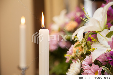 ろうそくと仏花葬式の静かなイメージのお葬式素材画像 45051643