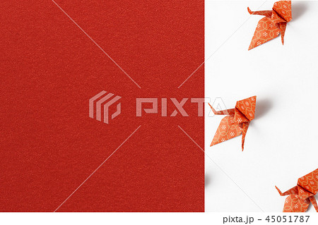 赤い折り鶴とちりめん　和風イメージ 45051787