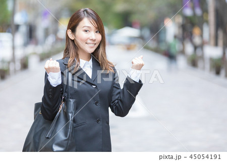 スーツの若い女性　ビジネス　ガッツポーズ 45054191