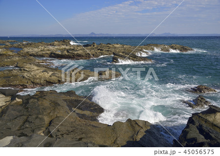 神奈川県三浦半島 【剱崎灯台下】 磯と東京湾口方面 【秋】 45056575