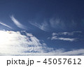 秋の青空と白い雲 45057612