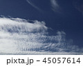 秋の青空と白い雲 45057614