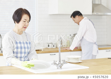 お皿を洗う 皿洗い 食器洗い 45057620