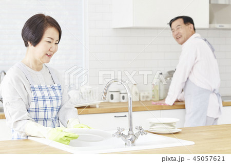 お皿を洗う 皿洗い 食器洗い 45057621