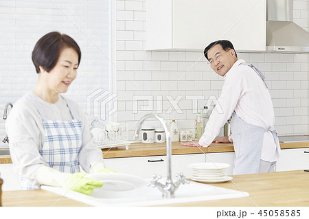 お皿を洗う 皿洗い 食器洗い 45058585