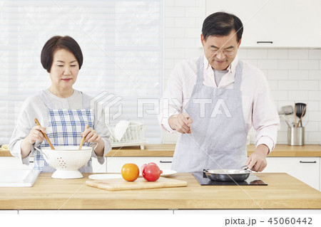 夫婦 韓国人 中年 45060442