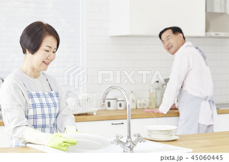 お皿を洗う 皿洗い 食器洗い 45060445