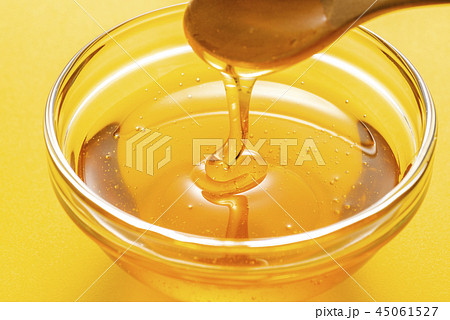 ハチミツをスプーンで掬う ハチミツをスプーンで掬う 45061527
