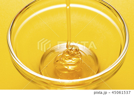 ガラスの小皿に蜂蜜 ガラスの小皿に蜂蜜 45061537