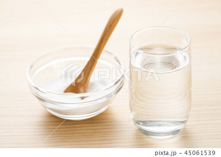 クエン酸とグラスの水 45061539