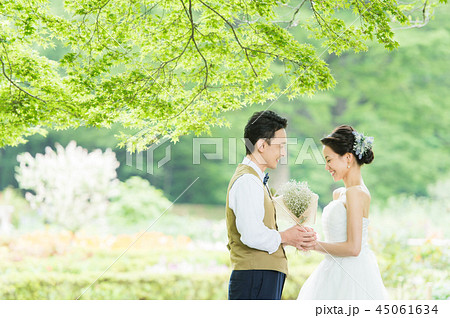 ガーデンウエディングをするカップル 45061634