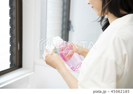 洗濯をする女性 45062185