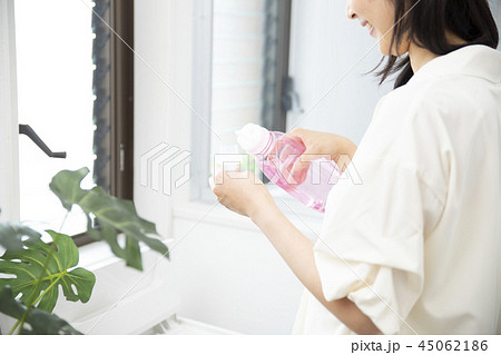 洗濯をする女性 洗濯をする女性 45062186