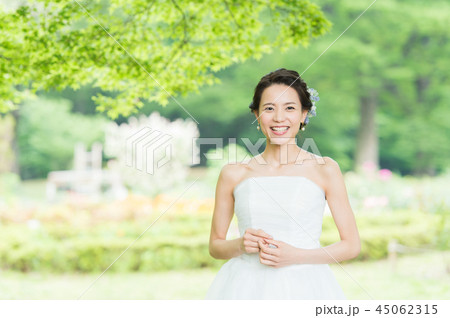 ウエディングドレスを着た花嫁のポートレート ウエディングドレスを着た花嫁のポートレート 45062315