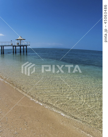 リゾート前の海水浴場と桟橋 45063486