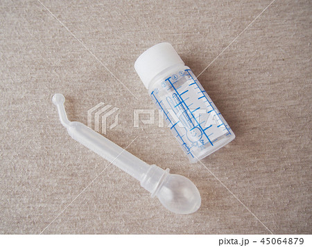 赤ちゃんの薬とスポイド 45064879