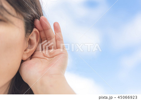 聞く女性 45066923