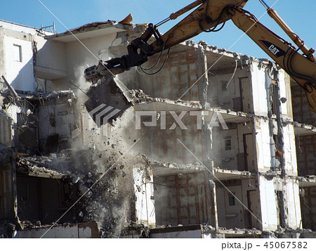 集合住宅の解体工事は終盤にさしかかっています 集合住宅の解体工事は終盤にさしかかっています 45067582