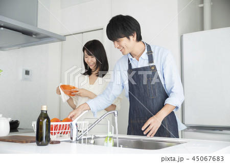 食器を洗う若い夫婦 食器を洗う若い夫婦 45067683
