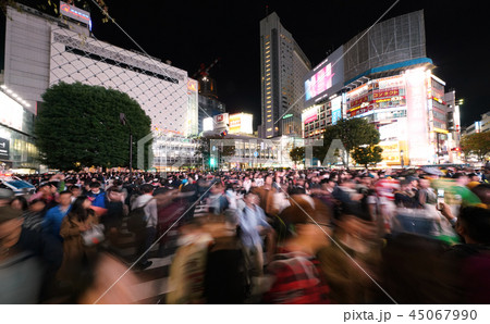 日本の東京都市景観 大混雑する渋谷のスクランブル交差点などを望む 10月31日 ハロウィーン の写真素材