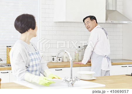 お皿を洗う 皿洗い 食器洗い 45069057