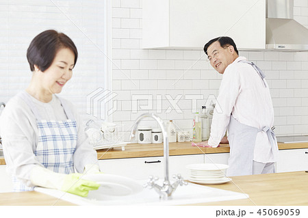 お皿を洗う 皿洗い 食器洗い 45069059