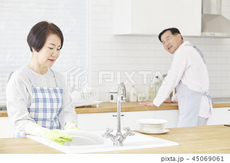 お皿を洗う 皿洗い 食器洗い 45069061