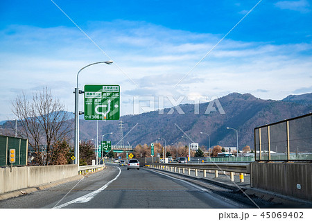 長野県　更埴ジャンクション　関越道と北陸道　分岐の標識 45069402