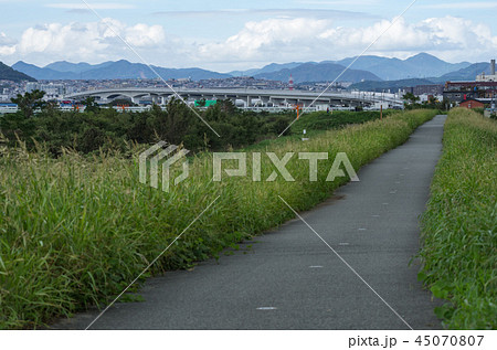 猪名川河川敷土手の風景 45070807