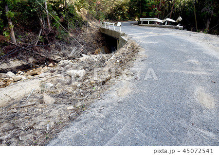 水害による道路の崩落 45072541