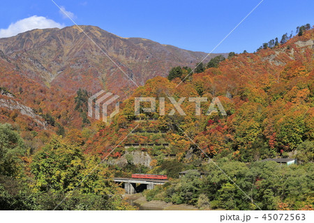 紅葉の只見線と浅草岳 45072563