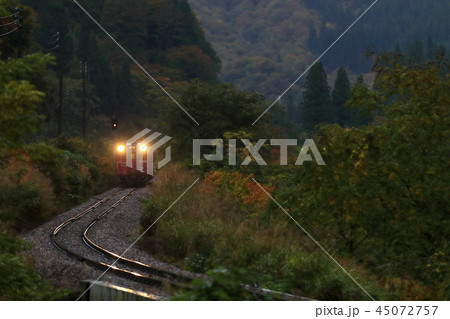 紅葉の只見線 45072757
