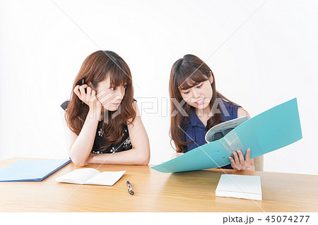 勉強をする若い日本人の女性 勉強をする若い日本人の女性 45074277
