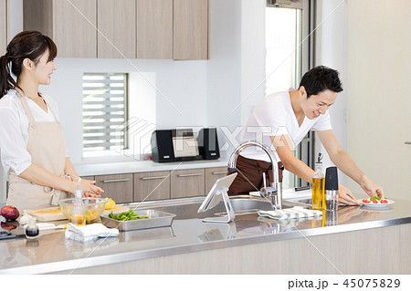 ライフスタイル　夫婦　料理 45075829