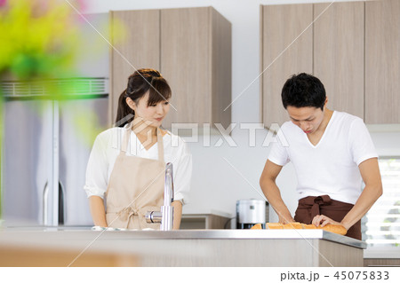 ライフスタイル　夫婦　料理 45075833