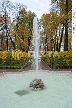 fountain in autumn in the summer garden fountain in autumn in the summer garden 45075960