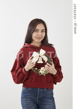 Girl holding Christmas wreath 45076307