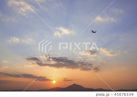 夕焼け 空 離陸 45076339
