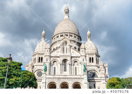 Basilica Coeur Sacre on Montmartre in Paris 45079176