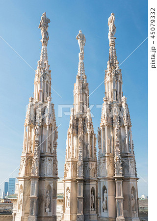 Marble statues - architecture on top of roof Duomo 45079332
