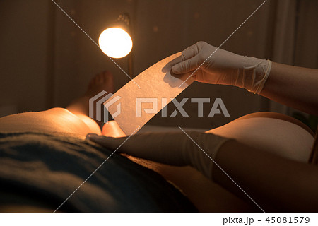 脱毛　ワックス脱毛　デリケートゾーン　施術　自然光暗め雰囲気重視　イメージ 45081579