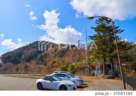 日光の中禅寺湖展望台(駐車場)から半月山を見上げる 45083384