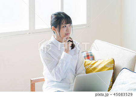 自宅でパソコンを見る女性 45083529